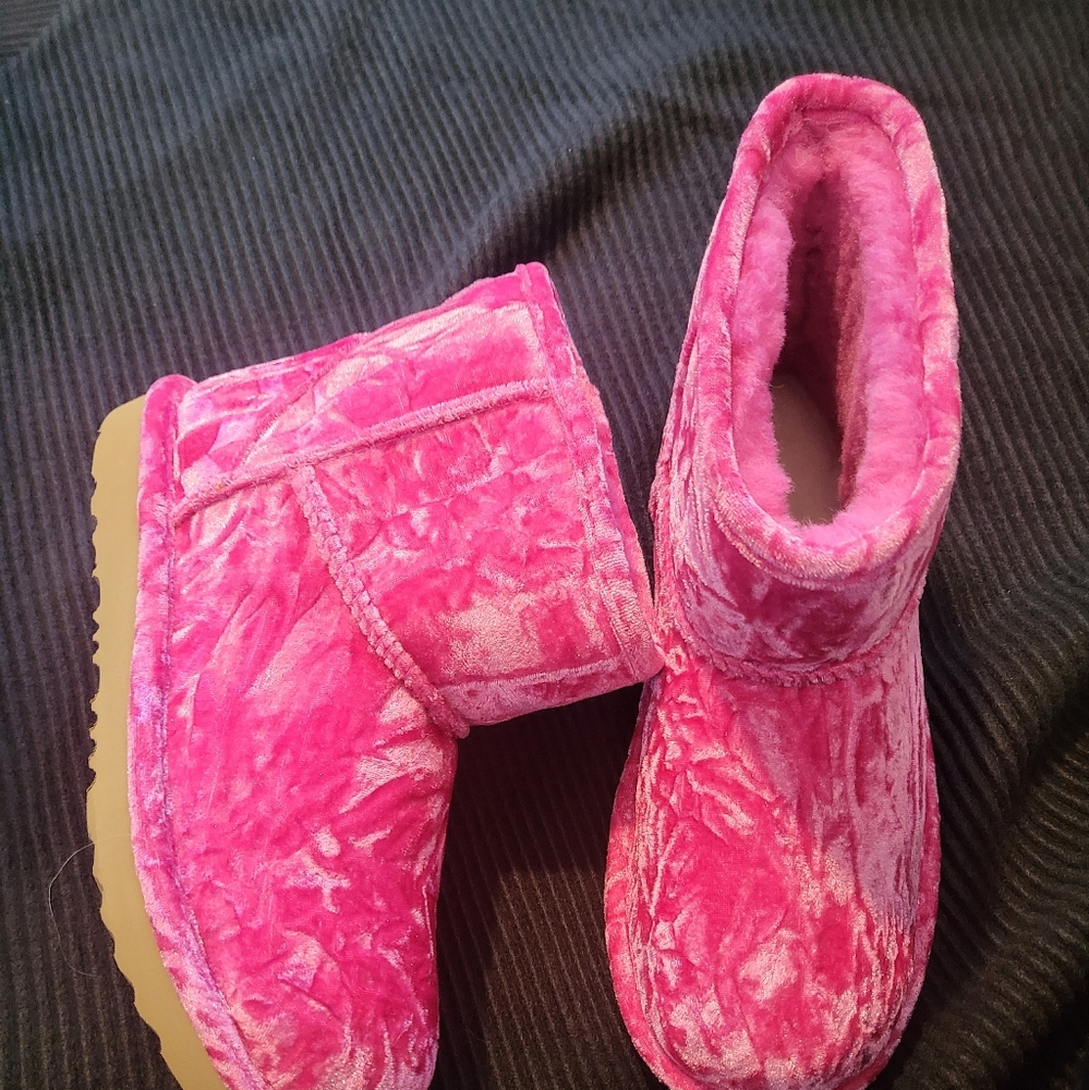 Ugg Classic Mini II Fuschia Pink Velvet Boots Girl’s Kid’s Size 6 Women’s Size 8